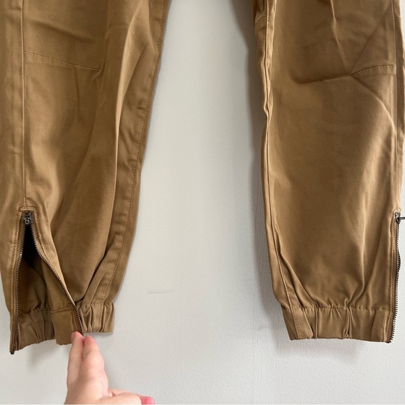 7 For All Mankind NWT Darted Boyfriend Jogger in Sateen Tan Safari, 31 - Picture 6 of 16